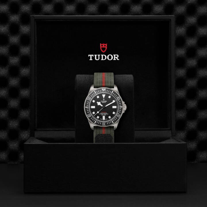 Tudor Pelagos FXD 42mm titanium case Green fabric strap with red band m25717n-0001